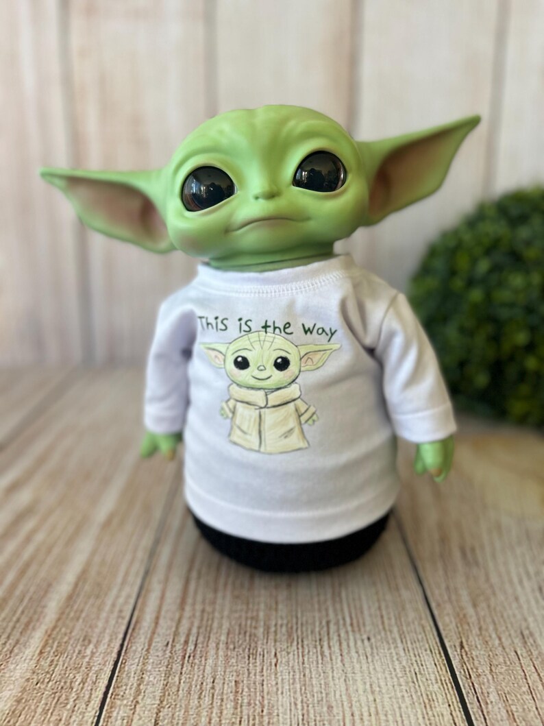Tryckt t-shirt till Baby Yoda docka (28 cm) This is the way