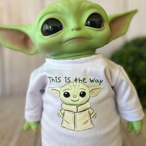 Tryckt t-shirt till Baby Yoda docka (28 cm) bild 7