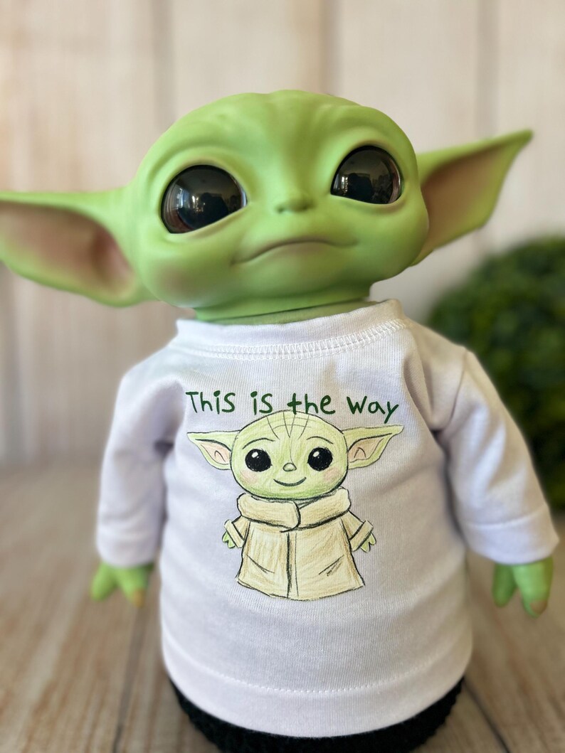 Tryckt t-shirt till Baby Yoda docka (28 cm) bild 7