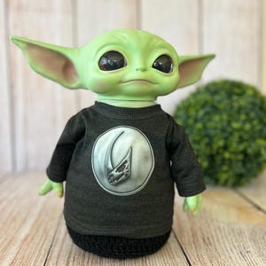 Tryckt t-shirt till Baby Yoda docka (28 cm) bild 1