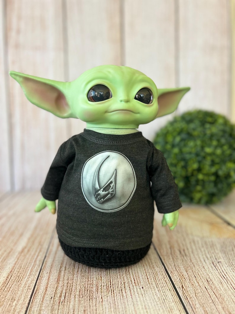 Tryckt t-shirt till Baby Yoda docka (28 cm) bild 1
