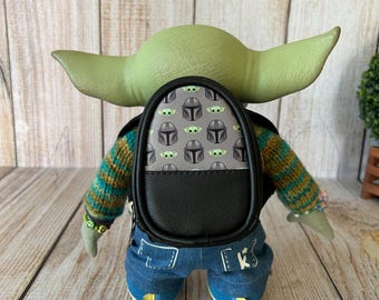 Handgefertigter Mini-Rucksack für 11-Zoll-Grogu-Laptops. Kunstleder und bedruckter Stoff.