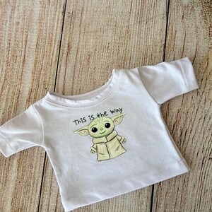 Tryckt t-shirt till Baby Yoda docka (28 cm) bild 8
