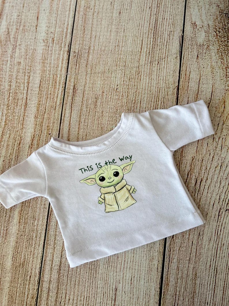 Tryckt t-shirt till Baby Yoda docka (28 cm) bild 8