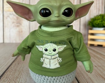 Koszulka dla lalki Baby Yoda (6,6 cala)