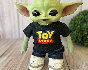 Toy Story-tryckt t-shirt till Baby Yoda-docka.