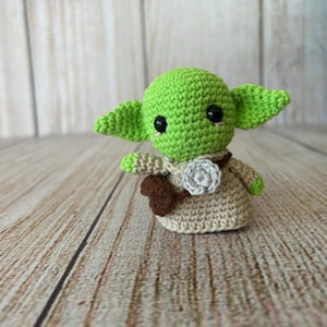 Handgjord virkad Baby Alien inspirerad av Baby Yoda nyckelring (7,5 cm)