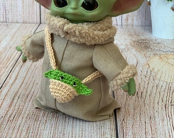 Gehaakte tas voor een Baby Yoda-pop van 16,8 cm.