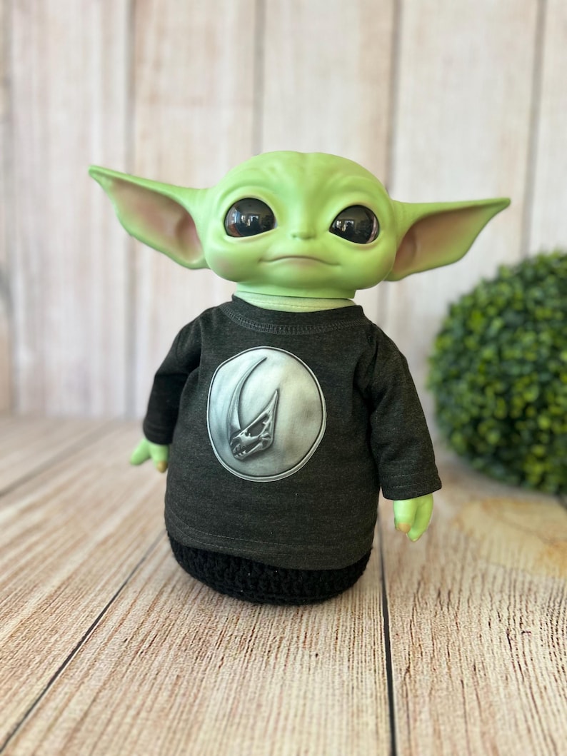 Tryckt t-shirt till Baby Yoda docka (28 cm) Clan Mudhorn