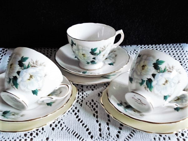 Lot de 3 Trios, Bleu et Blanc Floral, Dorer Or, Tasses Soucoupes, Étiquette, Vintage Fête Vaisselle,