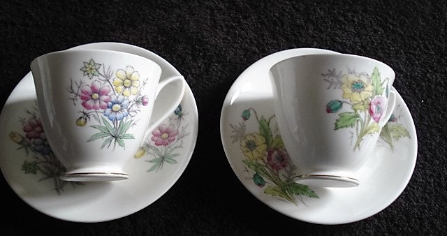 Lot de 2 Floral Tasse et Sous-Tasses, Anglais, Os en Fine Porcelaine, Tasses à Thé, Soucoupes, Ensem