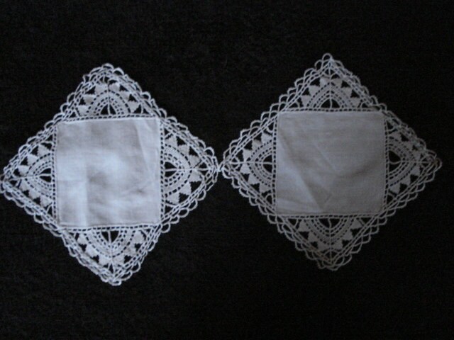 Deux Petits Crochet Napperons en Dentelle, Blanc Élégant, Crochet, Décoration de Table, Centre Pièce