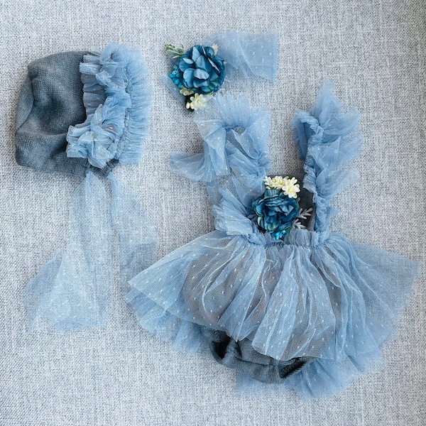 Newborn/0-3 months old photoshoot accessory set, dress, hat, shoes, pillow