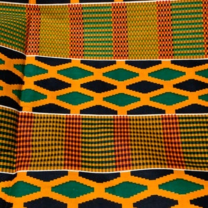 Puede incluir: Primer plano de una tela vibrante con un patrón repetido de formas de diamante negras, formas de diamante verdes y secciones a cuadros y rayas naranjas y amarillas. La tela tiene una apariencia texturizada y una paleta de colores audaz.