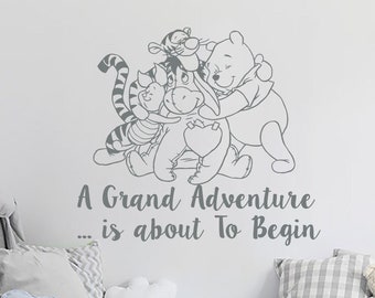 Puede incluir: Una calcomanía de pared para guardería con temática de Winnie the Pooh que presenta a Winnie the Pooh, Piglet, Tigger y Eeyore. La calcomanía dice "A Grand Adventure... is about to begin".