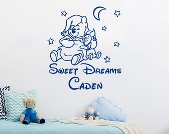 Decalque de parede com nome personalizado. Adesivo de vinil do Ursinho Pooh. Decalques personalizados do bebê Pooh clássico. Decoração de berçário Sweet Dreams. Arte do Ursinho Pooh C857