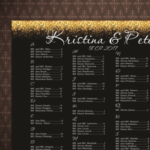 以下が含まれることがあります： ゴールドのキラキラしたアクセントがついた黒いチョークボードに、結婚式のリセプションの結婚式客の名前がリストされています。名前は姓でアルファベット順に整理されています。結婚式の日付は18.07.2017と記載されています。カップルの名前はクリスティナ＆ピーターです。