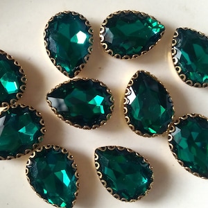 10 Pieces Emerald Green Color Sew on Glass Crystal Stone/Sew On Rhinestone With Lace Claw-Catcher Made of Brass 12x 18 MM