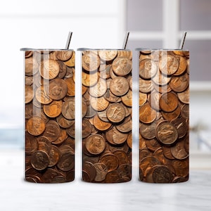 Könnte beinhalten: Drei isolierte Edelstahlbecher mit Penny-Design. Jeder Becher hat ein sich wiederholendes Muster aus kupferfarbenen Pennys mit einem silbernen Strohhalm und Deckel. Das Design erweckt den Eindruck eines Penny-Stapels.