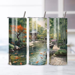 Könnte beinhalten: Drei Edelstahlbecher mit einem japanischen Gartenmotiv. Das Kunstwerk zeigt einen ruhigen Teich mit Kois, eine traditionelle Pagode und üppigen Bambus. Die Farbpalette umfasst Grün-, Orange- und Blautöne.