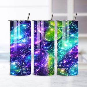 Puede incluir: Tres vasos de acero inoxidable con un diseño abstracto vibrante. El patrón presenta burbujas iridiscentes arremolinadas en tonos de azul, verde y morado, con un efecto de estrellas. Cada vaso tiene una tapa plateada y una pajita a juego.