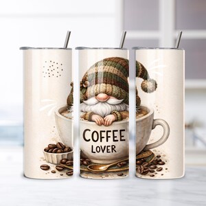 Kaffeälskarens tomte, mysig kaffekoppillustration, nyckfull skäggig tomtekonst, varma neutrala toner, sött kaffeböntema