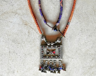 Long necklace in Indian kantha silk fabric with kuchi pendant