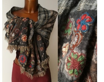 Checked scarf with hand-embroidered flowers in India, light and soft gray scarf for autumn and winter, enveloping and warm