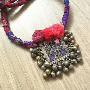 Handgemaakte etnische stoffen sieraden met Indiase zijden kantha en Afghaanse kuchi hanger, kleurrijke en lichte pompon ketting Boho Ibiza