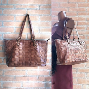 Sac femme original en cuir tressé couleur tabac avec poignées et fermeture éclair, confectionné à la main en Toscane, Italie