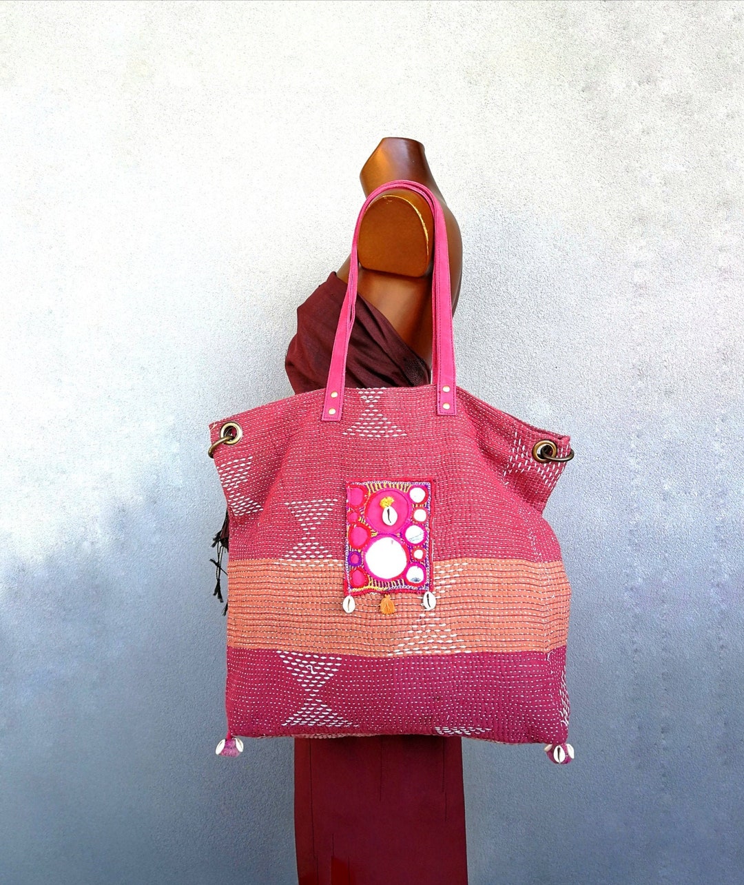 Grande borsa etnica di pelle e tessuto indiano rosa ricamato con  specchietti e pompom, stile Vintage hippie Ibiza per estate con conchiglie 