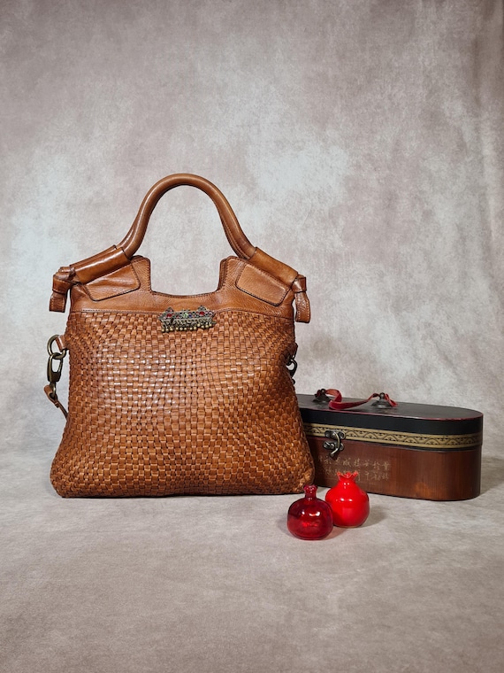 Tote bag in pelle intrecciata morbida color whisky, borsa etnica italiana con decoro afgano Kuchi, tracolla regolabile e tasche regalo unico