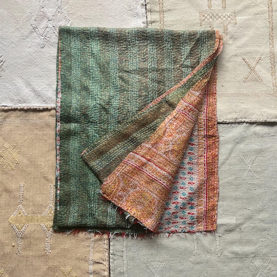 Stola Bohochic leggera indiana in seta stampata verde e arancione con motivi decorativi etnici, abbigliamento bohemian fatto a mano in India