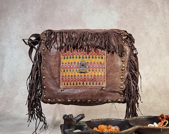 Sac en cuir marron à franges et broderie ethnique indienne Banjara, cuir vieilli et clous en bronze, artisanat italien bohème gitan