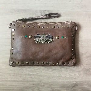 Carterita de piel envejecida, estilo vintage con tachuelas