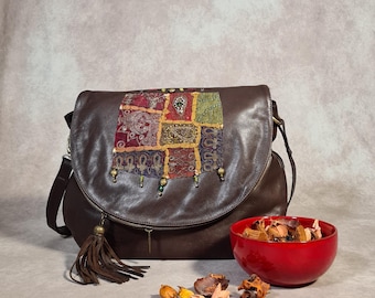 Sac en cuir italien marron lavé avec broderie indienne Banjara, décoré à la main en Italie, style ethnique vintage bohème chic d'Ibiza, avec poche