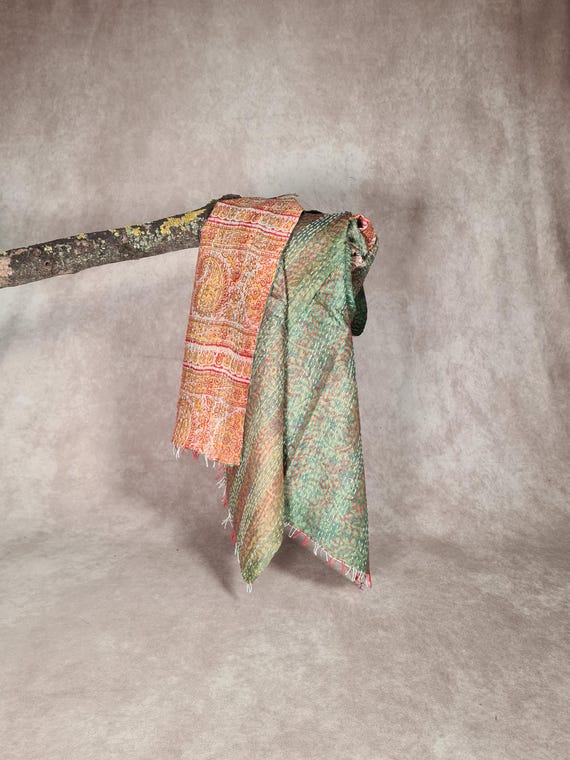 Stola Bohochic leggera indiana in seta stampata verde e arancione con motivi decorativi etnici, abbigliamento bohemian fatto a mano in India