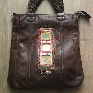 Handgefertigte und personalisierte Tragetasche aus echtem Leder im Boho-Hippie-Vintage-Stil, für ethnische und extravagante Frauen