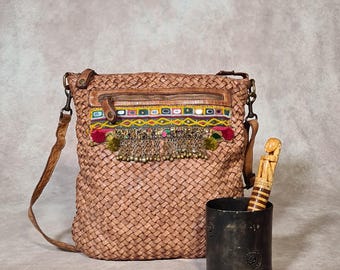 Sac bohème chic en cuir tressé beige orné de décorations ethniques vintage Banjara et Kuchi, pièce unique artisanale italienne, style gitan indo-afghan