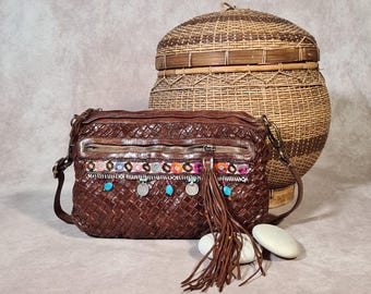 Sac en cuir toscan marron lavé et tissé, sac ethnique orné de broderies Banjara, de pièces de monnaie afghanes et de franges artisanales.