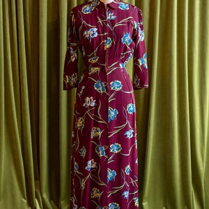 1940s Maroon Zip Front Floral Dressing Gown