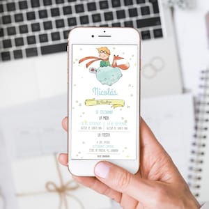 Puede incluir: Un smartphone muestra una invitación digital con una ilustración en acuarela de un personaje de "El Principito" en un pequeño planeta con un zorro. La invitación incluye texto en español, con detalles del evento y el nombre "Nicolás".