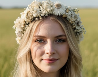 Diadema de novia estilo boho con corona de flores blancas y crema, flores secas sobre una cómoda banda de seda.