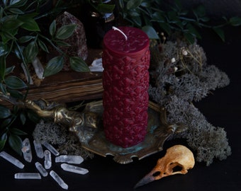 Rote Barock Kerze, Gotische Kerze, Fleur De Lis Geschenk, Witchy Stumpenkerze, Vegan Hexen Kerze // Kruzifix Kuss