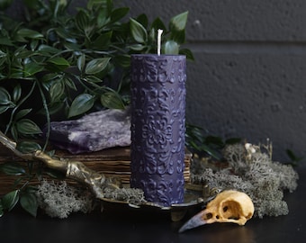 Vela barroca púrpura, vela gótica adornada, vela perfumada de almizcle, gótico victoriano, vela de pilar brujo, vela de brujas veganas // Ala nocturna