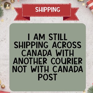 Puede incluir: Imagen festiva con texto, rodeada de decoraciones navide&ntilde;as. El texto sobre un fondo verde dice: "TODAV&Iacute;A ENV&Iacute;O A CANAD&Aacute; CON OTRO SERVICIO DE MENSAJER&Iacute;A, NO CON CANADA POST."