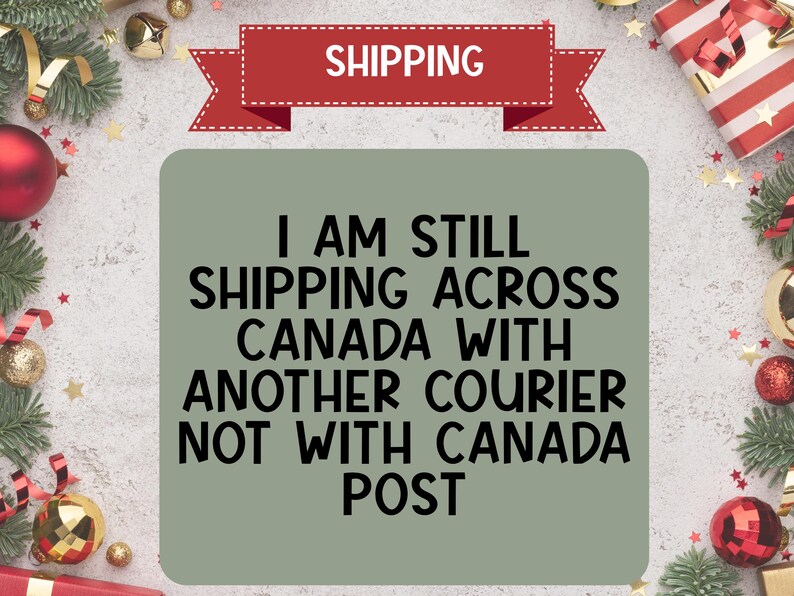 Puede incluir: Imagen festiva con texto, rodeada de decoraciones navide&ntilde;as. El texto sobre un fondo verde dice: "TODAV&Iacute;A ENV&Iacute;O A CANAD&Aacute; CON OTRO SERVICIO DE MENSAJER&Iacute;A, NO CON CANADA POST."