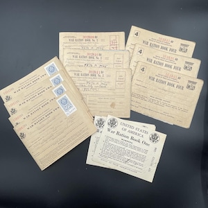 Può includere: Una collezione di libretti di razionamento di guerra vintage degli Stati Uniti, inclusi i libretti numerati 1, 2, 3 e 4. I libretti sono color beige con testo nero e presentano timbri e sigilli ufficiali.