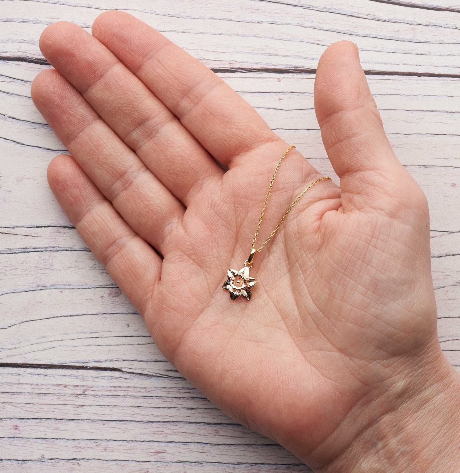 Gold daffodil deals necklace