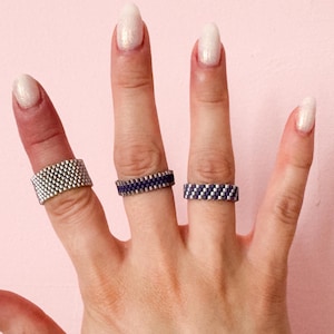 Anillo Miyuki Midi con cuentas de semillas y patrón en zigzag, color morado y gris, minimalista, accesorio de amistad, joyería delicada hecha a mano, estilo bohemio.